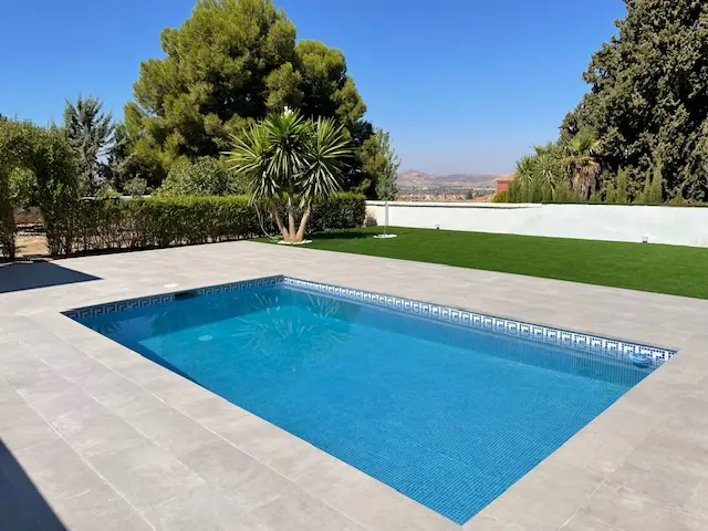 Reforma de piscina en Granada con gresite azul